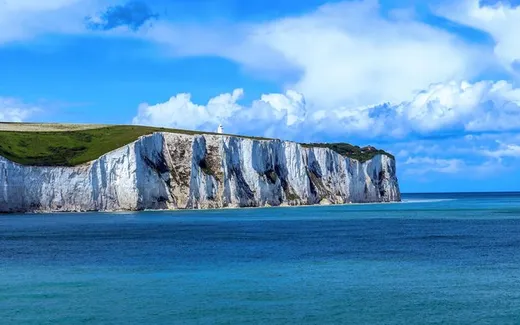 Falaises verdoyantes plongeant dans la mer sur la côte anglaise