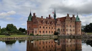 Le château d'Egeskov entouré de ses douves et jardins en Fionie