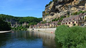 Le village de La Roque-Gageac adossé à la falaise au bord de la Dordogne