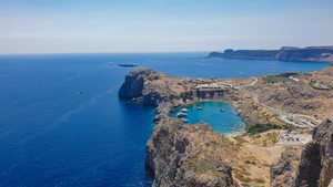 La baie de Saint-Paul vue depuis l'acropole de Lindos à Rhodes